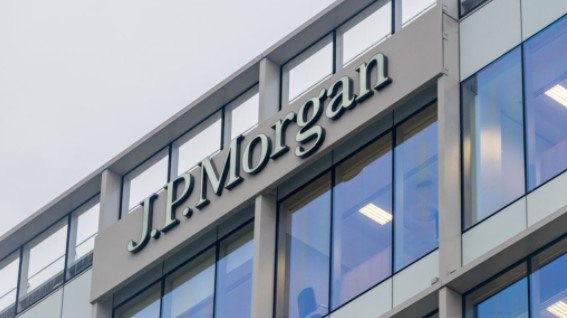 JPMorganの分析は、機関投資家が金ETFからビットコインに移行していることを示しています