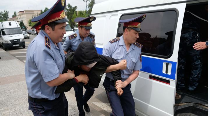 カザフスタン警察、IT専門家に暗号ファームを運営させるギャングを逮捕
