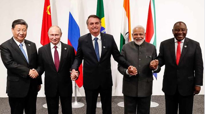 BRICS首脳会議、米ドルの支配に対抗する共通通貨を議論へ
